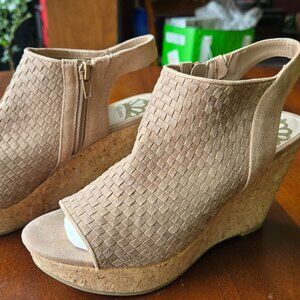FERGALICIOUS BY FERGIE TAN  OPEN TOES SIDE SIP WEDGES PLATFORM 9M